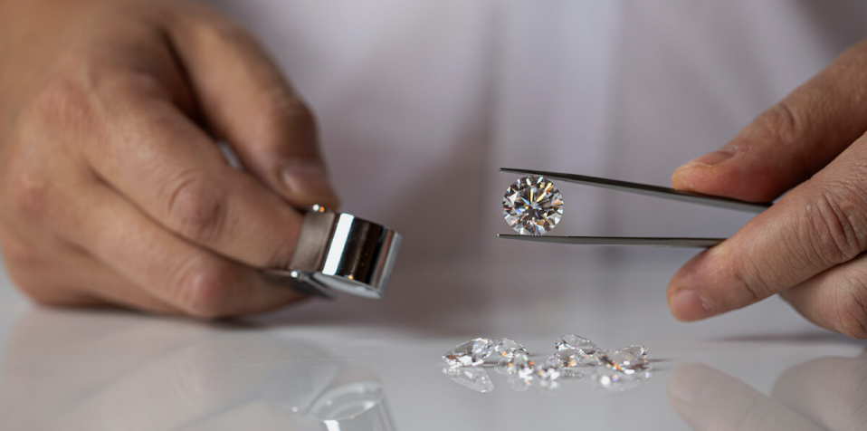 UNDERSTANDING  THE 4 C's OF DIAMOND